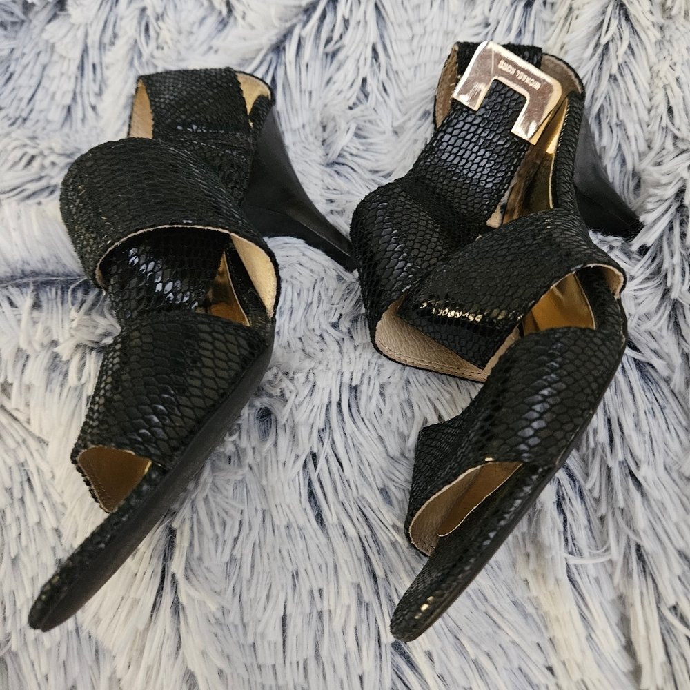 Michael Kor's Strappy Sexy Sandals Sz 7 Fits 7 1/2 foot Black and Gold - Picture 8 of 8